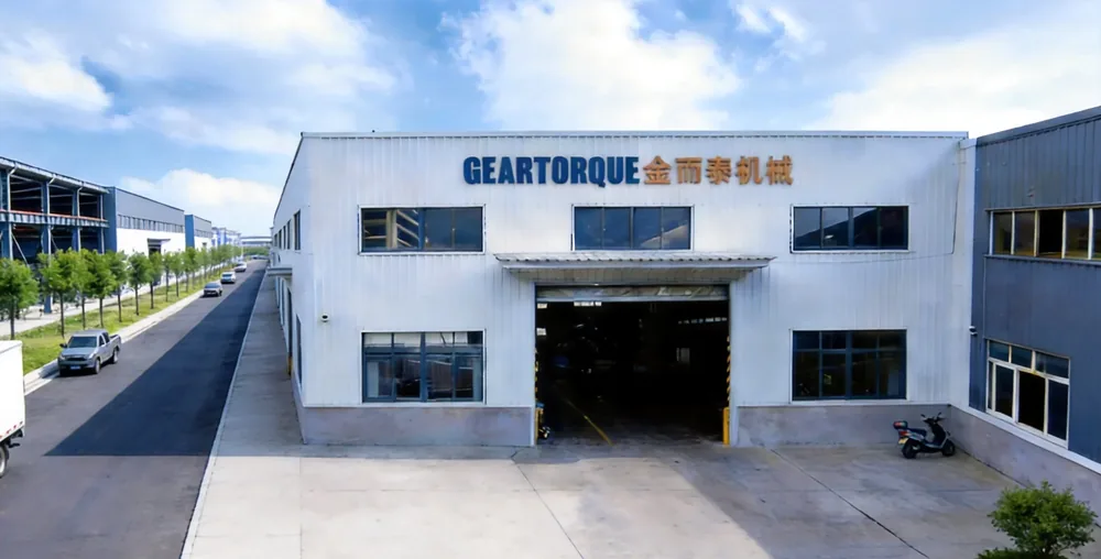 金而泰厂房外观与厂区道路，厂房正面设有 GEARTORQUE 金而泰机械标识